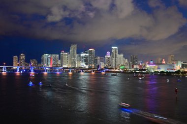 Miami şehri havai fişek bekleyen teknelerle 4 Temmuz 2019 'da alacakaranlıkta gökyüzüne yükseldi..