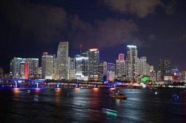 Miami şehri 4 Temmuz 2019 gecesi havai fişek gösterisinden sonra kalkan teknelerle gökdelenlendi..