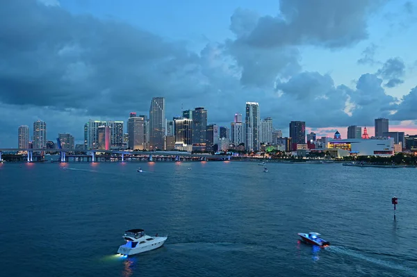City of Miami skyline at dusk on July 4, 2019 with boats waiting for fireworks. — Stock Photo, Image