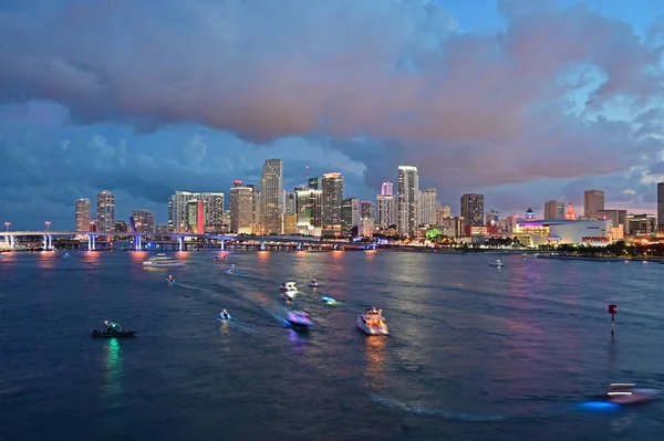 Ciudad de Miami skyline al atardecer del 4 de julio de 2019 con barcos esperando fuegos artificiales. —  Fotos de Stock