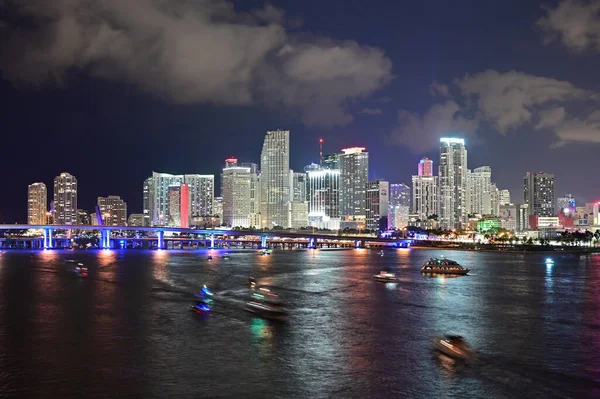 Ciudad de Miami skyline por la noche julio 4, 2019 con barcos que salen después de los fuegos artificiales. —  Fotos de Stock