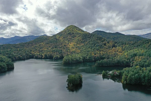 Pemandangan udara Corong Top dan Danau Santeetlah, North Carolina di musim gugur. — Stok Foto