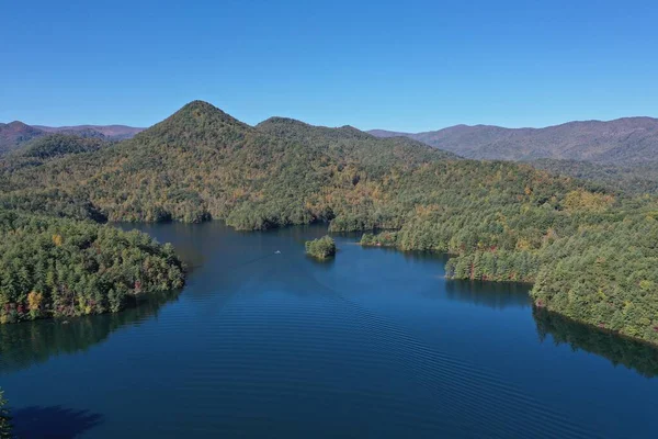 Pemandangan udara Corong Top dan Danau Santeetlah, North Carolina di musim gugur. — Stok Foto