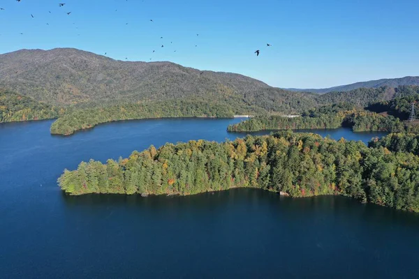 Letecký pohled na jezero Santeetlah, Severní Karolína na podzim. — Stock fotografie