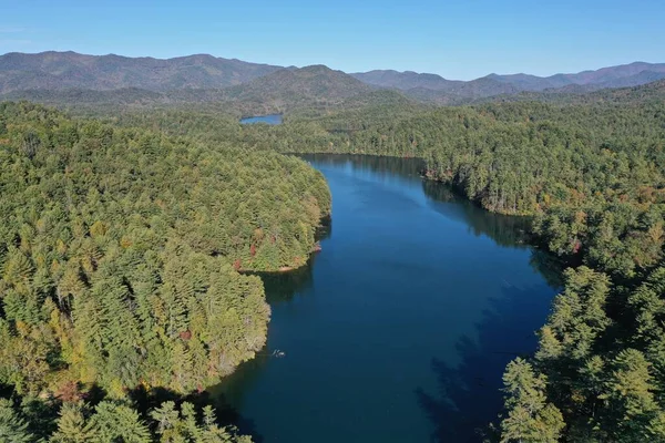 Vista aérea del lago Santeetlah, Carolina del Norte en otoño. — Foto de Stock