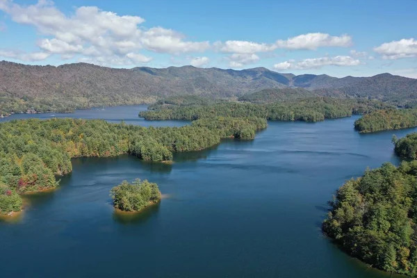Vista aérea del lago Santeetlah, Carolina del Norte en otoño. — Foto de Stock