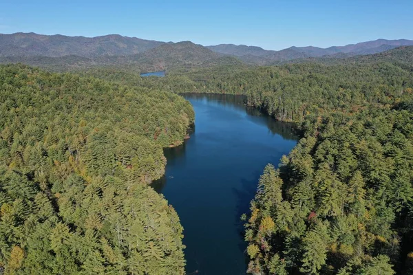 Letecký pohled na jezero Santeetlah, Severní Karolína na podzim. — Stock fotografie