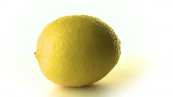 美丽多汁的柠檬在白色的背景上旋转 视频循环 — 图库视频影像