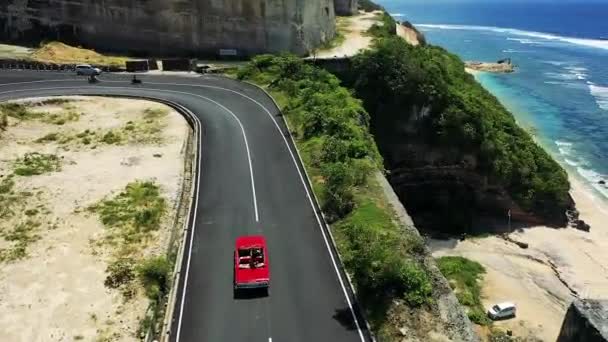 Menina Bonita Maiô Montando Cabriolet Vermelho Uma Estrada Montanha — Vídeo de Stock
