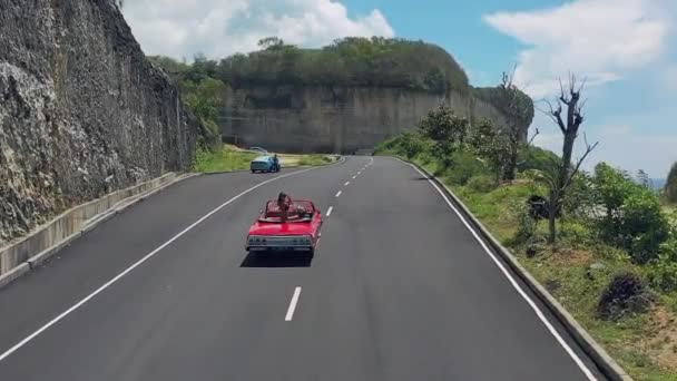 Bir Dağ Yolu Üzerinde Kırmızı Cabriolet Sürme Bir Mayo Güzel — Stok video