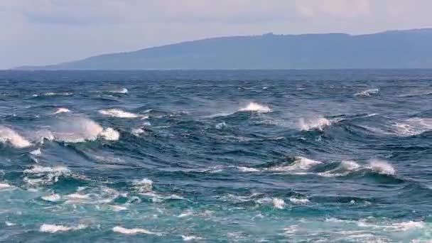 Anomalous Nature Phenomenon Sea Waves Perpendicular Shore Feels Water Boiling — Stock Video