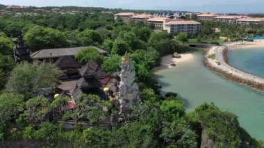 Nusa Dua. Bali/Endonezya-01 20 2019. Deniz, kayalıklar ve Geger Beach Temple üzerinde bir drone uçuş