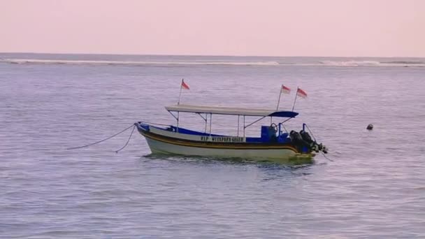 ヌサドゥア バリ島 インドネシア 2019 アンカーで海のボート — ストック動画