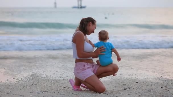 ジンバラン インドネシア 2019 バリ島のジンバランビーチ ママと赤ちゃんは夕日を賞賛 — ストック動画