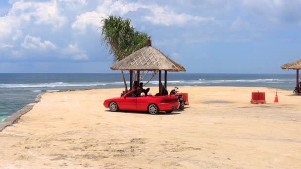 Jimbaran Bali Indonesia 2019 Praia Melasti Ilha Bali Conversível Vermelho — Vídeo de Stock