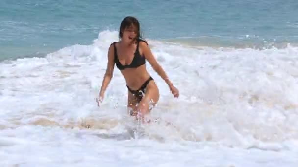 Europejskej Dziewczyna Brunetka Piękną Figurą Skoki Fale Oceanu Bali — Wideo stockowe