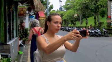Ubud, Bali/Endonezya-01 20 2019: Avrupa görünümü güzel bir kız telefonda sights fotoğrafları