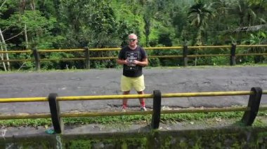 drone Bali ormanda bir köprüde duran bir adam kaldırıldı