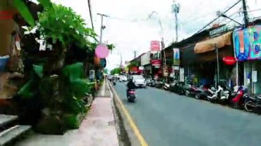 Ubud, Bali/Endonezya-01 22 2019: Ubud 'un merkezi caddelerinden birinde Hyperlaps