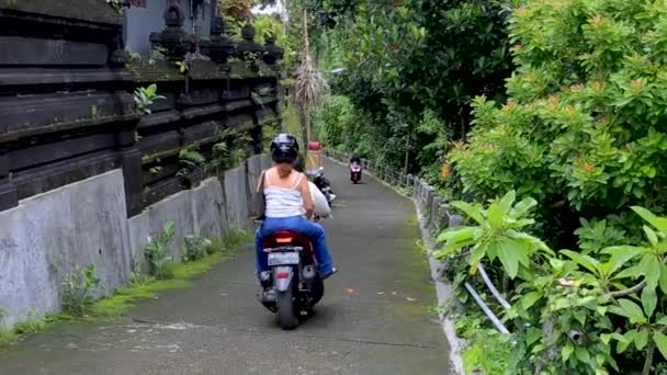 巴厘岛 印度尼西亚 2019年01日 2019年 乌布狭窄的街道 — 图库视频影像