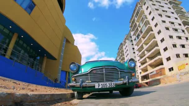 Havana Cuba 2019 Tijdsverloop Oude Groene Auto Havana Street — Stockvideo