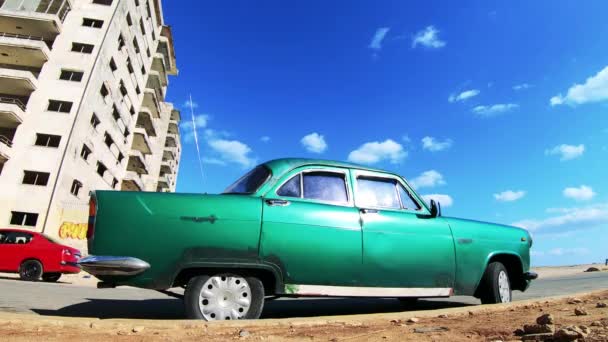 Гавана Куба 2019 Час Перерви Старий Зелений Автомобіль Вулиці Гавана — стокове відео