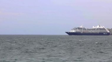 Havana/Küba-03 22 2019: büyük bir Cruise liner Havana Limanı yaprakları