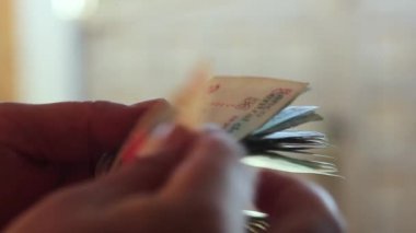 Havana / Küba - 03 27 2019: 20 cuc mezheplerinde Küba banknotlarının yeniden hesaplanmasının yakın çekimi