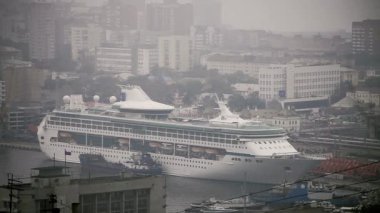 Vladivostok, Primorsky Krai / Rusya - 07 07 2017: İskelenin yakınında transatlantik yolcu gemisi