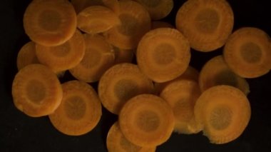 Siyah arka planda havuç kalkış yavaş çekim video