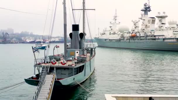 Vladivostok Primorsky Krai Ryssland 2019 Gammalt Fartyg Vid Piren — Stockvideo