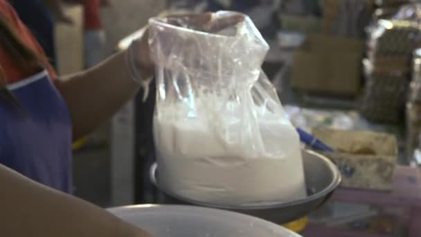 Lait Coco Frais Est Versé Dans Sac — Video