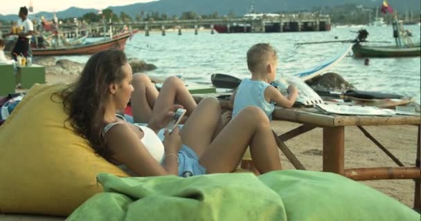 Mère Petit Garçon Détendent Dans Club Plage Sur Côte Océanique — Video