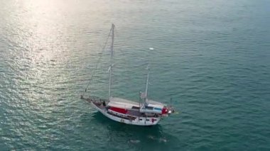 Koh Samui kıyılarında güzel beyaz yelkenli. Drone tarafından vuruldu