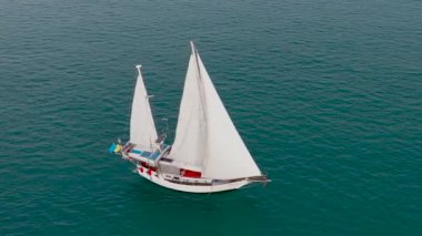 Koh Samui kıyılarında güzel beyaz yelkenli. Drone tarafından vuruldu