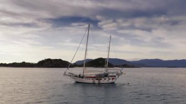 Koh Samui kıyılarında güzel beyaz yelkenli. Drone tarafından vuruldu