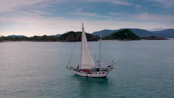 Hermoso Velero Blanco Frente Costa Koh Samui Disparo Dron — Vídeo de stock