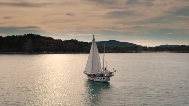 美丽的白色帆船苏梅岛海岸 无人机射击 — 图库视频影像
