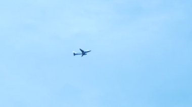 mavi gökyüzüne karşı kalkış uçağı