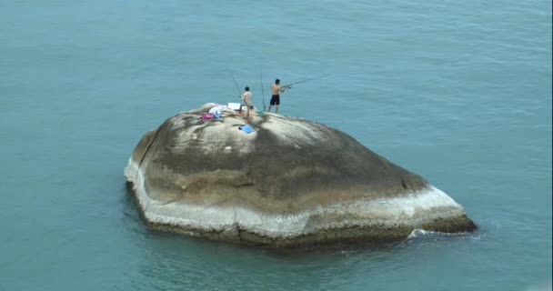 Dva Rybáři Loví Ryby Malém Kamenném Ostrově — Stock video