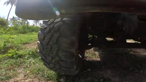 Vista Inferior Rueda Delantera Derecha Jeep Todoterreno — Vídeos de Stock