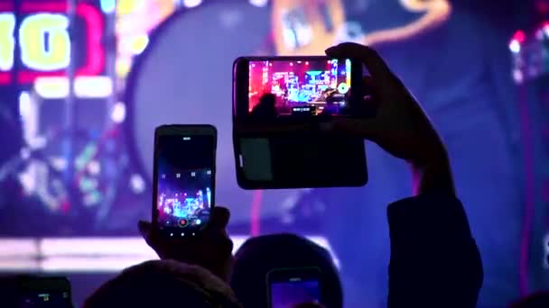 Βλαδιβοστόκ Κράι Πρίπρισκυ Ρωσία 2019 Κοντινό Πλάνο Στιγμιότυπο Συναυλίας Τηλέφωνα — Αρχείο Βίντεο
