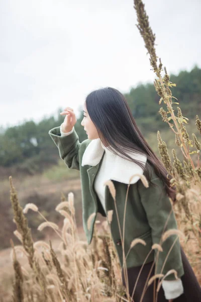 Schöne Asiatische Frau Posiert Freien — Stockfoto