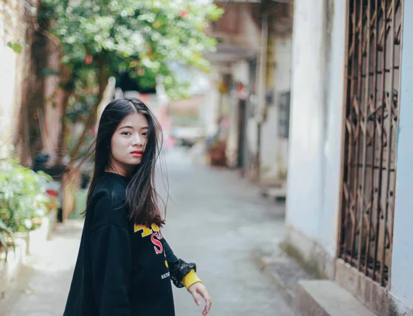 View Attractive Asian Woman Outdoors — Stock Photo, Image