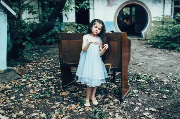 Young Asian Little Girl Dress — Stock Photo, Image