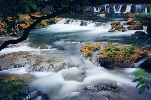 Widok Piękny Wodospad Przyrodzie Czasie Dnia — Zdjęcie stockowe