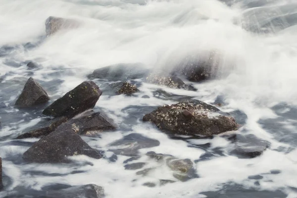 Denizde Kayalar Üzerinde Şelale — Stok fotoğraf
