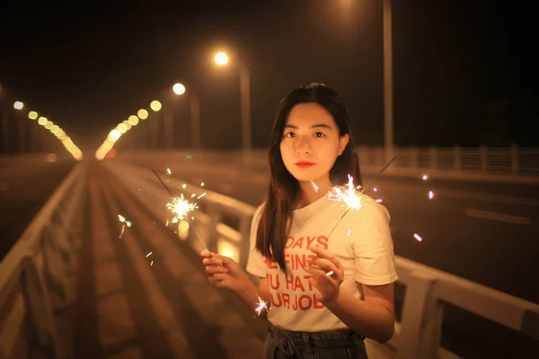 Азиатская Девушка Держащая Искры Ночью — стоковое фото
