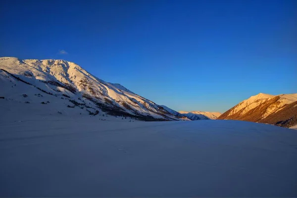 Hermoso Paisaje Con Nieve Cubierta Las Montañas — Foto de Stock