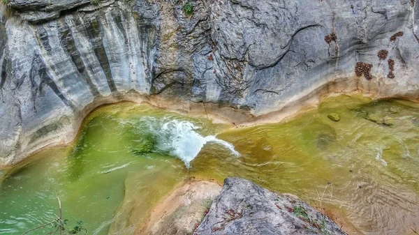 岩山に沿って流れる美しい小さな川 — ストック写真